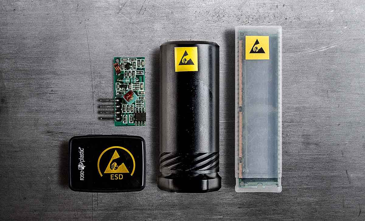 我们的ESD防静电包装方案保护敏感的电子元器件远离静电危害
