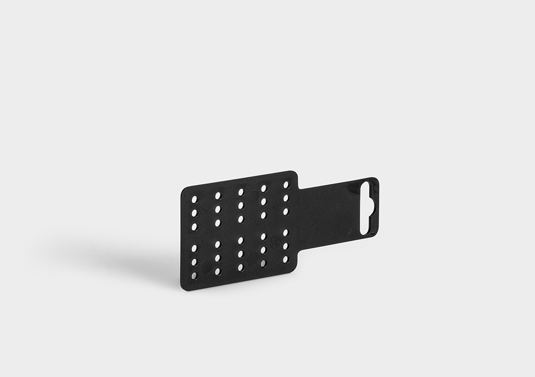 带多孔板的DIY吊卡：用紧固带固定产品的带多孔板的DIY吊卡